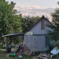 Pilis telepi oldalán LF1 besorolású telek vált eladóvá , könnyű szerkezetes épülettel.