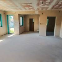 Eladó egy kiváló elhelyezkedésű, 88,75 m² hasznos alapterületű ikerházfél Bugyi központjához közel!